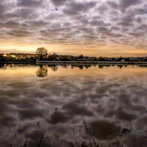 Altocumulus et leurs reflets.